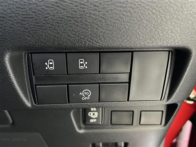 【両側パワースライドドア】両手に荷物を持っていたり、手が空いていないときでもワンタッチで後部座先のドアを開けることができます！