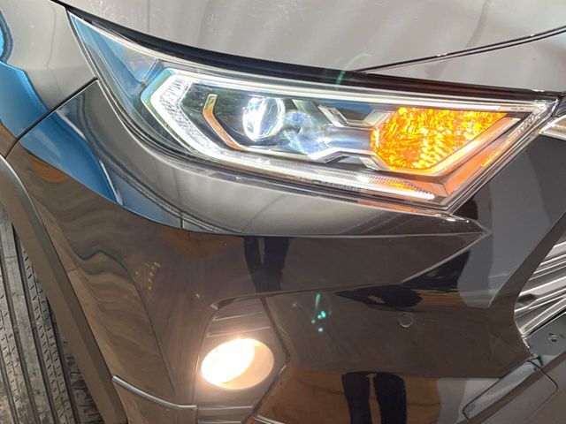 【LEDヘッドライト】悪天候や夜間走行時も良好な視界を確保し安心して運転できる高輝度LEDヘッドライトを装備！点灯速度が早く、消費電力も抑えられています。