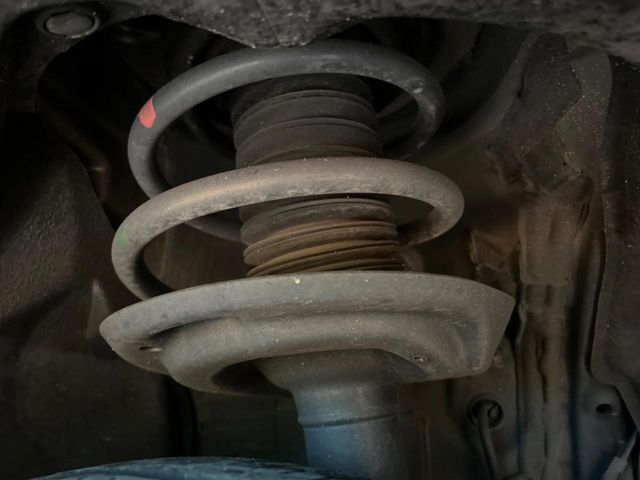 お車を安心してお乗りいただく為には、足回りの定期点検が欠かせません。サービスサポート（有償保証）では無料点検もご提供しており、安心のカーライフをお過ごしいただけるサポート体制が整っています。