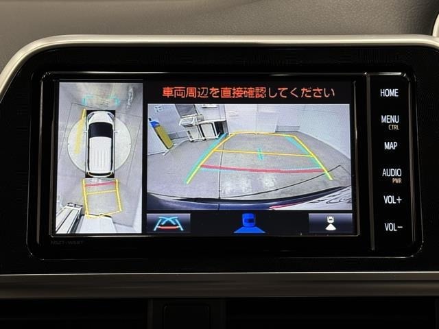 パノラミックビューモニターシステムが付いているので車の上から見た映像が確認できますよ。　一目で車両周辺の情報を確認できますが、直接安全をご確認下さい。