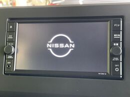 【純正ナビ】人気の純正ナビを装備しております。ナビの使いやすさはもちろん、オーディオ機能も充実！キャンプや旅行はもちろん、通勤や買い物など普段のドライブも楽しくなるはず♪