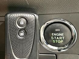【キーフリーシステム】カバンやポケットに入れたままでもドアの施錠・解錠が可能なスマートキーを装備。エンジンのオン・オフ時もカギを取り出す必要が無いからとっても便利です♪