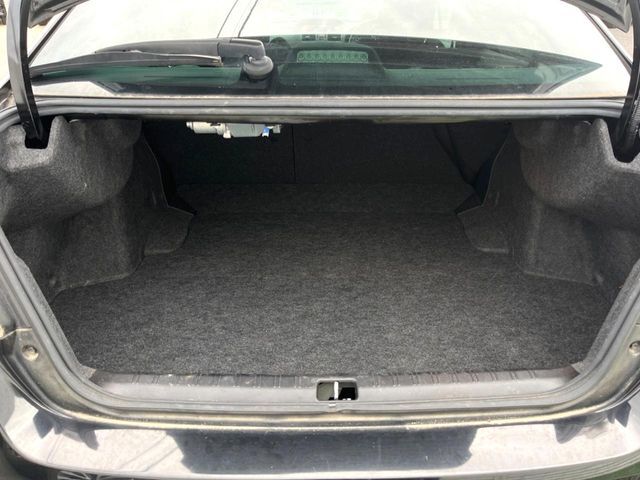 積み下ろしのしやすいデッキにはたっぷりと荷物を積み込んでいただけます。遊びから仕事まで、様々なシーンで頼れます♪