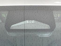 【トヨタセーフティセンス】走行中に前方の車両等を認識し、衝突しそうな時は警報とブレーキで衝突回避と被害軽減をアシスト。より安全にドライブをお楽しみいただけます。