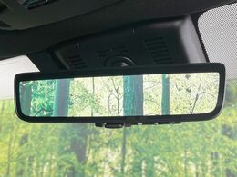 【デジタルインナーミラー】後席の大きな荷物や同乗者で後方が確認しづらい時でも安心！カメラが撮影した車両後方の映像をルームミラー内に表示。クリアな視界で状況の確認が可能です！