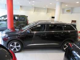 プジョー独特の小径ステアリングホイール。スポーティなインテリア。機敏性・走行性能に優れ毎日のカーライフを快適に。