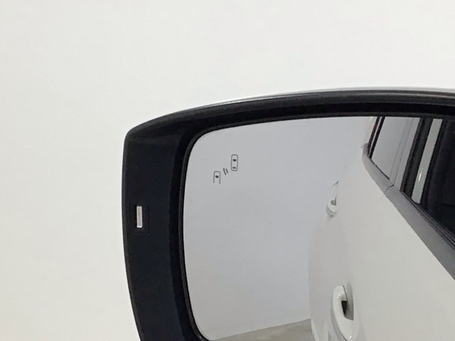 斜め後ろに存在する車を探知。その方向のドアミラー鏡面上にマークを表示し、存在をお知らせしてくれます。また、その方向にウインカーを操作すると、マークの点滅と警告音で注意を促します！