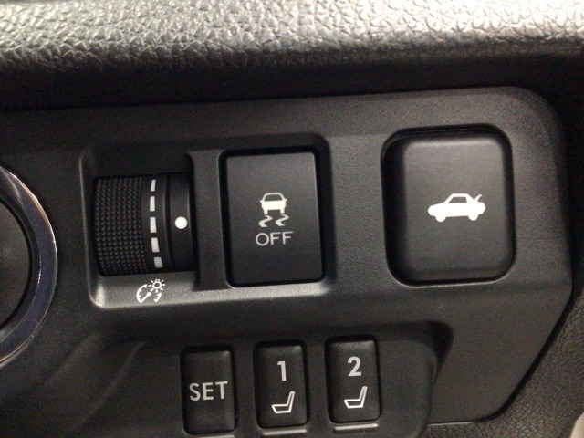 【VSA】ブレーキ時の車輪ロックを防ぐABS、加速時などの車輪空転を抑えるTCS、旋回時の横滑り抑制の3つの機能をトータルに制御！予期しないクルマの挙動の乱れを防ぐ安全装備です♪
