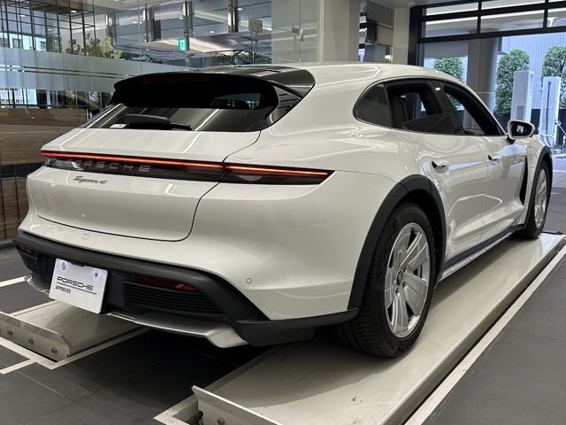 ポルシェセンター高輪では、豊富な在庫の認定中古車ショールームと、高い技術力を誇る整備工場を完備しており、お車を最良のコンディションにてお納めさせて頂く事をお約束申し上げます