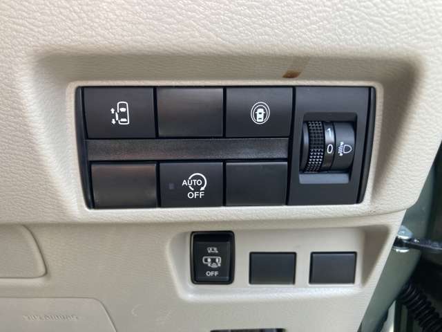 片側電動スライドドアになっております