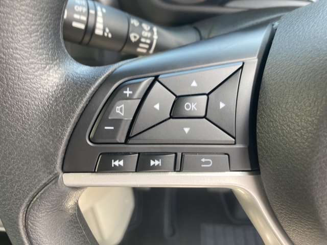 ■ステアリングスイッチ■ハンドル手元でオーディオの操作が簡単に出来ます。運転中でもナビまで手を伸ばさずに操作が出来て安心です。