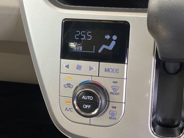 【オートエアコン】一度お好みの温度に設定すれば、車内の温度を検知し風量や温度を自動で調整。暑い…寒い…と何度もスイッチ操作をする必要はありません。快適な車内空間には必須の機能ですね♪