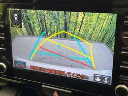 【バックカメラ】駐車時に後方がリアルタイム映像で確認できます。大型商業施設や立体駐車場での駐車時や、夜間のバック時に大活躍！運転スキルに関わらず、今や必須となった装備のひとつです！