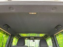 【ガラスルーフ】ガラスルーフ搭載で車内の解放感が一気にアップ！開放的なドライブをお楽しみいただけます。