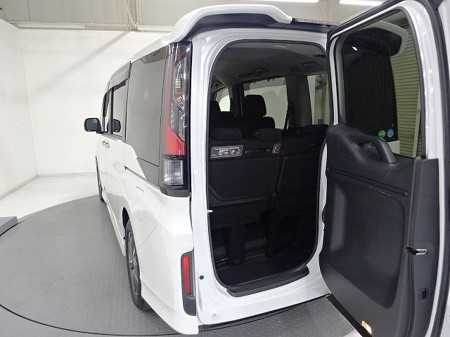 横開きの【わくわくゲート】は荷物だけでなく人も簡単に乗り降りができるステップワゴンならではの装備です。