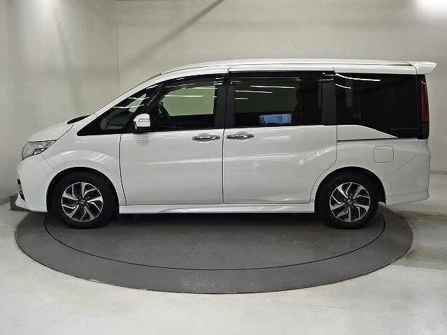 取り回しの良さをはじめ、縦列駐車やUターンなど、日常のシーンで使いやすさも追求。街中や狭い道でも、ボディの大きさを感じさせない扱いやすさです。