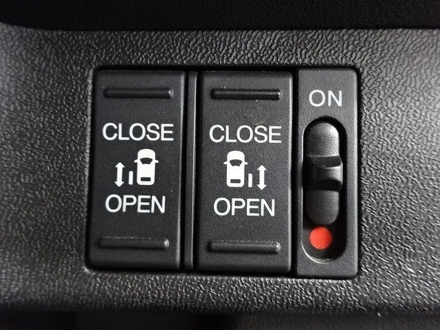運転席からもスライドドアをボタン操作でスピーディーに開閉できます！またスマートキーでも操作できるので便利です。