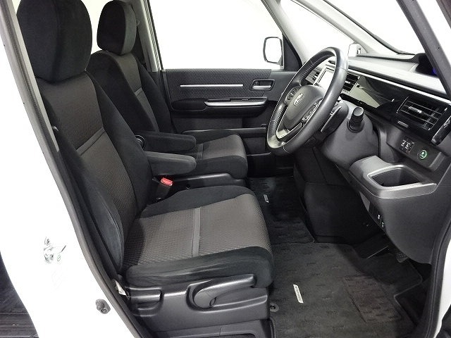 セパレートシートの採用で後席への移動ができます。運転席には高さ調整ができるシートハイトアジャスター機能が付いています。これなら小柄な方にも大柄な方にも自分にぴったりの運転姿勢がとれますね。