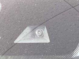 【三菱e-Assist】走行中に前方の車両等を認識し、衝突しそうな時は警報とブレーキで衝突回避と被害軽減をアシスト。より安全にドライブをお楽しみいただけます。