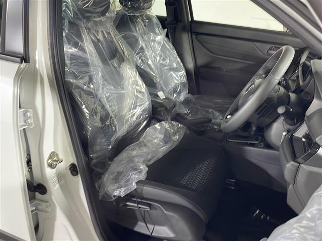 【運転席】座り心地が良いシートなので長時間の運転でも快適にお過ごしいただけます。新品のフロアマットのご注文も可能です。掲載箇所以外にご希望の写真がございましたらお気軽にお問い合わせ下さい。