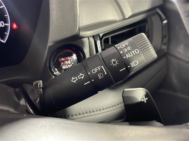 【オートライト（AUTO）】外の明るさをシステムが感知して、自動でヘッドライトが点灯します！ヘッドライトをつけ忘れを防ぐ便利機能です。