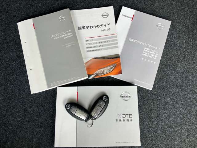 各取り扱い説明書、整備手帳、スマートキー2本つきです。