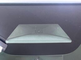 【ホンダセンシング】走行中に前方の車両等を認識し、衝突しそうな時は警報とブレーキで衝突回避と被害軽減をアシスト。より安全にドライブをお楽しみいただけます。