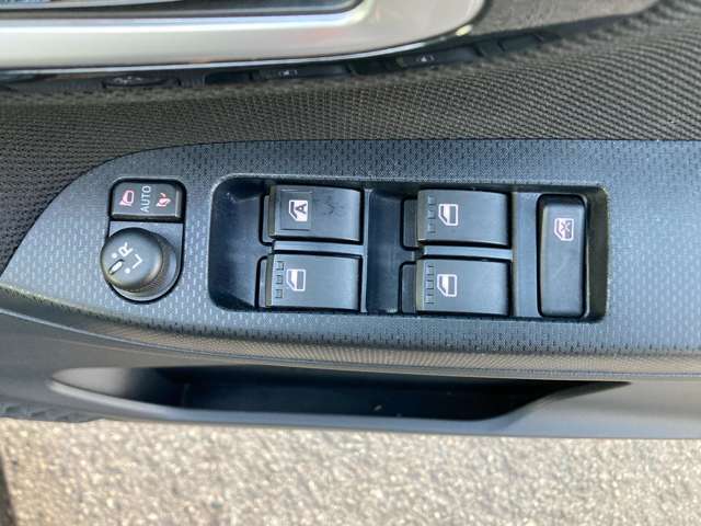 パワーウィンドウの操作ボタンです。運転席から4ヵ所のパワーウィンドウの開閉が可能です！