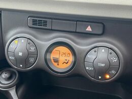【オートエアコン】一度お好みの温度に設定すれば、車内の温度を検知し風量や温度を自動で調整。暑い…寒い…と何度もスイッチ操作をする必要はありません。快適な車内空間には必須の機能ですね♪