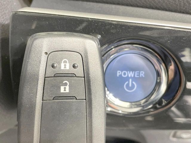 【スマートキー】カバンやポケットに入れたままでもドアの施錠・解錠が可能なスマートキーを装備。エンジンのオン・オフ時もカギを取り出す必要が無いからとっても便利です♪