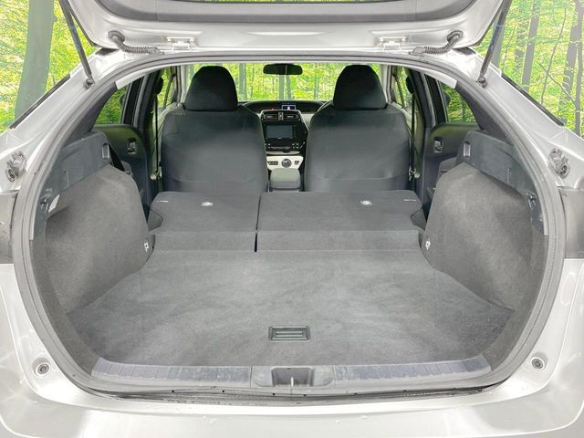 ラゲッジルームは、大容量のスペースを確保。普段のお買い物からレジャーまで、幅広く活躍してくれます！また、リアシートを倒すことでバリエーション豊かにお使いいただけます。