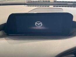 【8.8インチマツダコネクト】車内の雰囲気にマッチした大型のディスプレイ。スマホ接続でのナビ使用やBluetooth再生等、様々な機能が楽しめます。直感的なダイヤル操作が可能で、使い勝手も良好です。