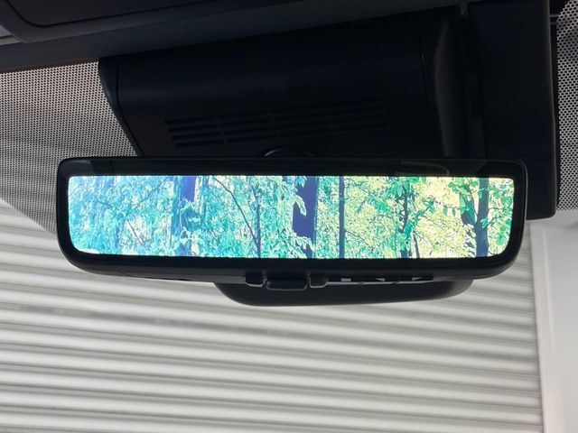 【デジタルインナーミラー】後席の大きな荷物や同乗者で後方が確認しづらい時でも安心！カメラが撮影した車両後方の映像をルームミラー内に表示。クリアな視界で状況の確認が可能です！