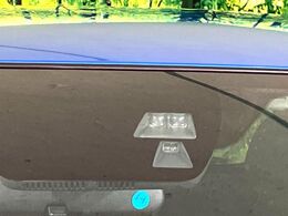 【スマートブレーキサポート】走行中に前方の車両等を認識し、衝突しそうな時は警報とブレーキで衝突回避と被害軽減をアシスト。より安全にドライブをお楽しみいただけます。