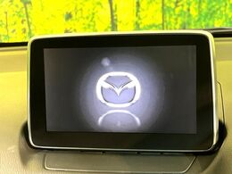 【マツダコネクトナビ】車内の雰囲気にマッチした一体型タイプのナビ。各種車輌設定やBluetooth再生等、様々な機能が楽しめます。直感的なダイヤル操作が可能で、使い勝手も良好です。