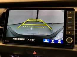 リバースギアに入れるだけで後方の表示へ切り替わります。夜間や雨の日の駐車も楽になりますよ。