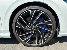Golf R 専用19インチアルミホイール。ブルーのブレーキキャリパーが「R」の証です。