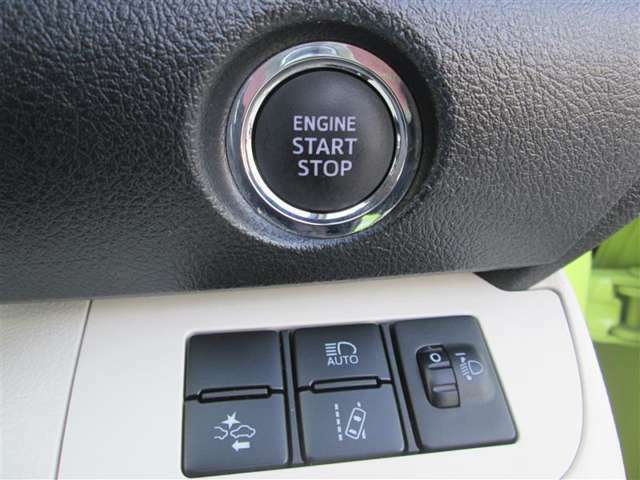 ボタン一つでエンジンがかかります。ブレーキペダルを踏みながらパワースイッチを押すだけです！