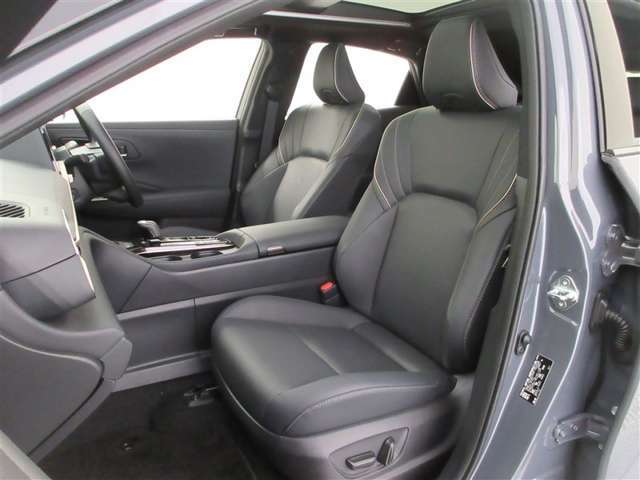 厚みがあって、座り心地のいいシート。運転席も助手席もリラックスしてゆったりと座れます♪