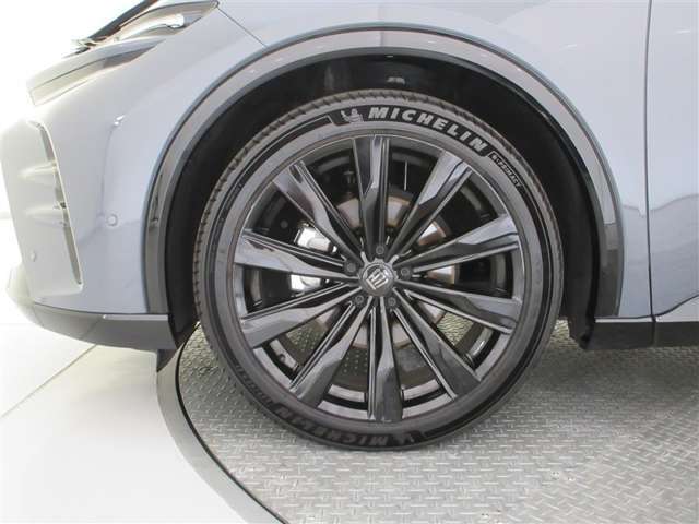 高級感引き立てる21インチの純正アルミ。止まってても走ってても存在感あります。