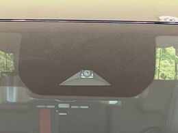 【エマージェンシーブレーキ】走行中に前方の車両等を認識し、衝突しそうな時は警報とブレーキで衝突回避と被害軽減をアシスト。より安全にドライブをお楽しみいただけます。