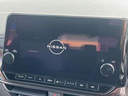 【純正ナビ】人気の純正ナビを装備しております。ナビの使いやすさはもちろん、オーディオ機能も充実！キャンプや旅行はもちろん、通勤や買い物など普段のドライブも楽しくなるはず♪