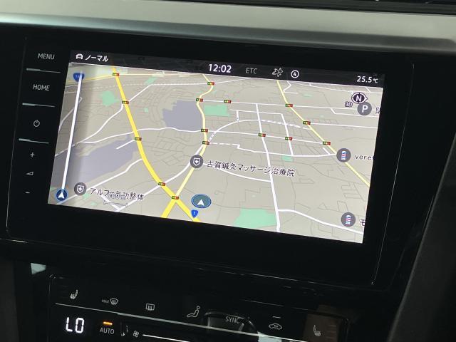 タッチスクリーンを採用。従来のナビゲーションシステムの域を超える、車両を総合的に管理するインフォテイメントシステムです。