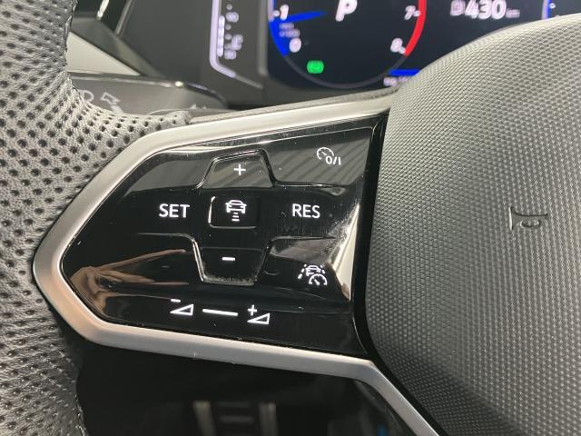 ◆クルーズコントロールにレーダーセンサーを組み合わせ、先行車を測定し設定されたスピードを上限に自動で加減速を行います。一定の車間距離を維持することで、長距離走行でのドライバーの疲労を低減させます。