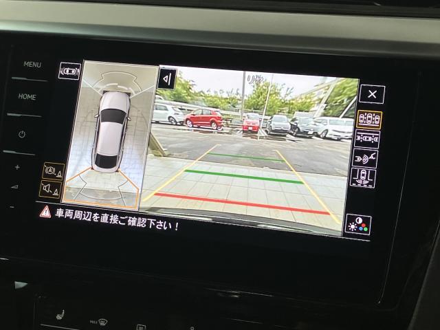 ギアをリバースに入れると車両後方の映像を映し出します。画面にはガイドラインが表示され、車庫入れや縦列駐車などの際に安全確認をサポートします。