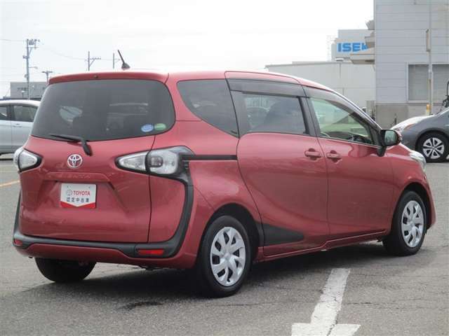 明るく広々、落ち着いた店内では、中古車のご検討・ご購入のほか、携帯電話（au）の購入等、様々なご相談に幅広く応えていきます♪