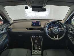 コックピットにある操作機器、情報などすべての要素をドライバー中心に左右対称に配置し、同時にそれらがドライバーに正対する造形とすることで、人とクルマの一体感を感じさせます。