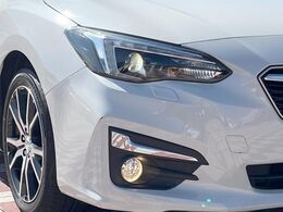 【LEDヘッドライト】悪天候や夜間走行時も良好な視界を確保し安心して運転できる高輝度LEDヘッドライトを装備！点灯速度が早く、消費電力も抑えられています。