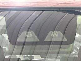 【スマートアシスト】走行中に前方の車両等を認識し、衝突しそうな時は警報とブレーキで衝突回避と被害軽減をアシスト。より安全にドライブをお楽しみいただけます。