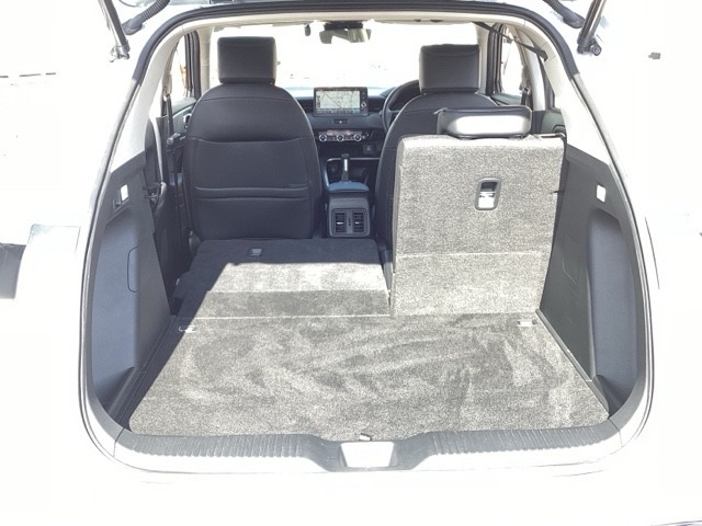 自社整備工場で点検整備をおこなってからお渡ししています。車検が残っている場合は『12ヶ月点検整備』を、車検整備付きの場合は『車検整備』をおこないます。整備費用は車両本体価格に含まれています。